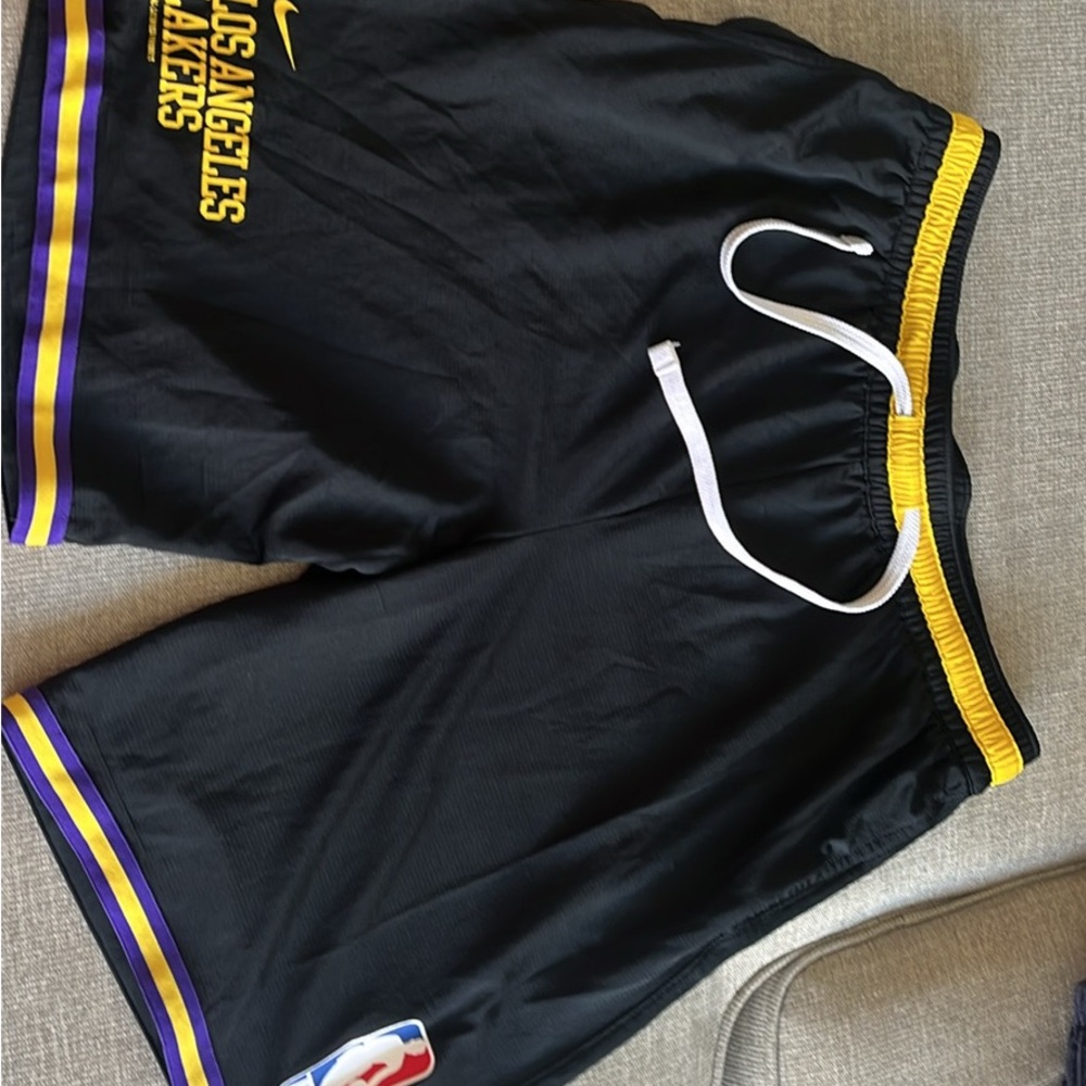 LA LAKERS BLACK SHORTS XL SIZE